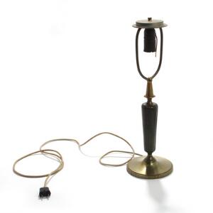 Ubekendt design Bordlampe af delvis patineret bronze, kanneleret stamme. 20. årh. H. inkl. montering 52,5.