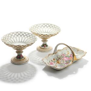 To gennembrudte opsatse samt kurv af porcelæn, dekoreret i farver og guld med blomster. Ca. 1900. H. 15-17. 3