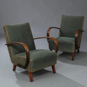 Jindrich Halabala Et par lænestole med ben samt formbøjede armlæn af mørkpoleret bøg. Sæde samt ryg betrukket med grøn mønstret stof. 2