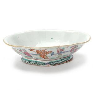 Kinesisk famille rose skål af porcelæn. 19. årh. H. 7 cm. L. 27 cm.