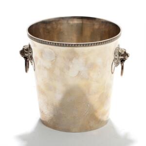 Italiensk isspand af sølv, smedet med stiliserede blade og perlestaf, i siderne håndtag i form af løvehoveder med ringe. 20. årh. H. 13.