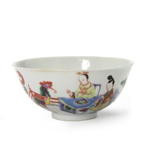 Famille rose skål af porcelæn med figurer på terrasse og fugl føniks. Mærket Yonzheng, 20. årh.  Diam. 17 cm