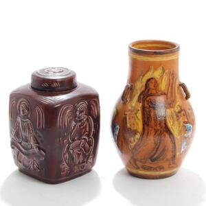 Jais Nielsen Firsidet lågkrukke af stentøj samt vase af lertøj, modellerede med bibelske scener, vase med hanke. Sign. H. 23 og 28. 2