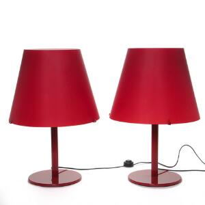 Venini Et par bordlamper med rødlakeret stamme og fod, på hvilken hvilende konisk glasskærm på hvid bund med rødt overfang. 2