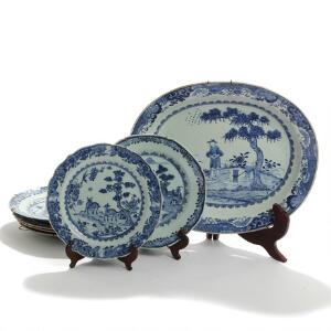 Ovalt fad og sæt på fire samt par tallerkner af porcelæn, dekoreret med kineserier i blå. 18.-19. årh. Fad L. 39 B. 32. Tallerkner diam. 22-23. 7
