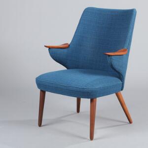 Dansk møbeldesign Lænestol med ben og armlæn af teak, betrukket med blåt uld. Stemplet Erling Olsen Møbler, Bramminge.