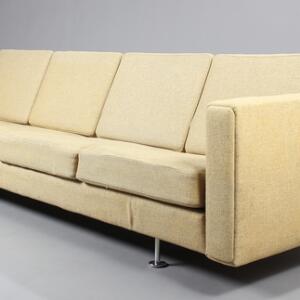 Hans J. Wegner GE 300. Fritstående fire personers sofa med ben af forkromet stål, betrukket med lyst uld. Udført hos Getama. L. 265.