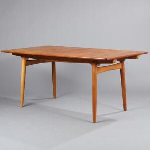 Hans J. Wegner AT 310. Udtræksbord af teak og eg med to tillægsplader. Udført hos Andreas Tuck, Odense. H. 72. L. 160240. B. 86.