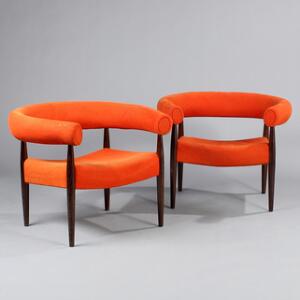 Nanna Ditzel, Jørgen Ditzel Et par loungestole betrukket med orange uld, ben af lakeret wengé. Udført hos Kolds Savværk. 2