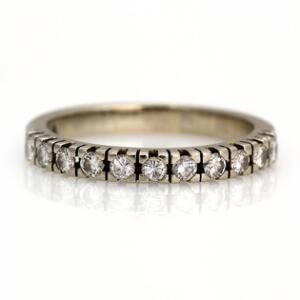 Diamantring af 18 kt. hvidguld prydet med talrige brillantslebne diamanter. Str. 56.