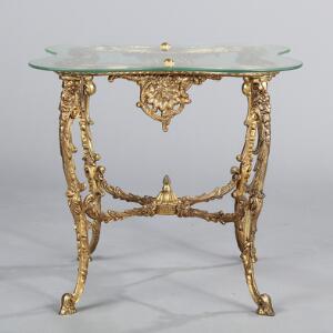 Lampebord af rigt støbt og forgyldt metal med plade af glas. Rococco form. 20. årh. H. 46. L. 51. B. 51.