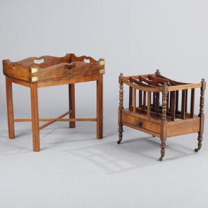 Engelsk bakkebord og canterbury af mahogni, prydet med beslag af messing, canterbury med håndtag og skuffe. Ca. 1900. 2