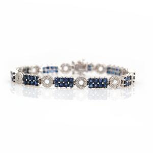 Safir- og diamantarmbånd af 14 kt. hvidguld prydet med carréslebne safirer på i alt ca. 9.42 ct. samt enkeltslebne diamanter på i alt ca. 0.58 ct. L. ca. 18 cm.