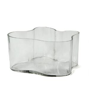 Alvar Aalto Vase af klart glas. Sign. Alvar Aalto. H. 14. L. 29.