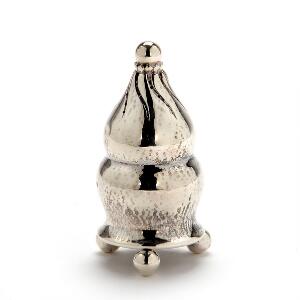 Georg Jensen Saltbøsse af hammerslået sterlingsølv. Georg Jensen 1904-1908. Dessin 423. Vægt 42 gr. H. 7,5.