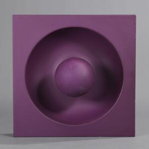 Spiegellampe. Kvadratisk væglampe af violet glasfiber. Formgivet 1968. Udført hos Louis Poulsen. H. 62,4. B. 62,4. D. 20,5.