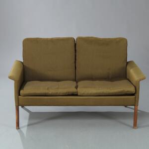 Hans Olsen To-pers. sofa opsat på ben af palisander. Sider samt løse hynder i sæde og ryg betrukket med mossgrøn uld. Model PD 5002.