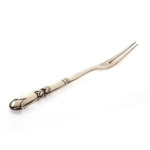 Georg Jensen Steggaffel af sterlingsølv, skaft smedet med stiliseret ornamentik. Georg Jensen 1933-1944. Dessin 57. L. 25.