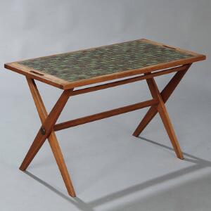 Ludvig Pontoppidan Bakkebord profileret foldestel af mahogni. Løs top ilagt grønne og rødbrune kakler.