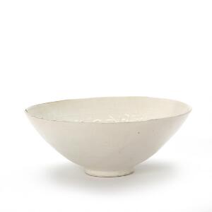 Kinesisk song skål dekoreret med hvidlig glasur, med blomster i let relief. 960-1279. H. 7 cm. Diam. 18 cm.