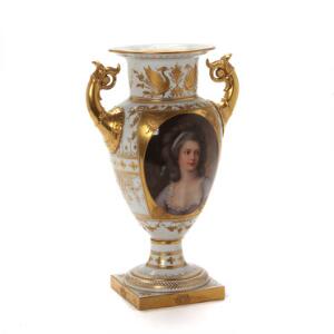 Italiensk prydvase af porcelæn, dekoreret i farver og guld med kvindeportræt i kartouche. Napoli. H. 30 cm.