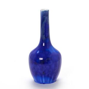Valdemar Engelhart Vase af porcelæn dekoreret med blå krystalglasur. Royal Copenhagen. Sign. monogram 796. H. 19 cm.