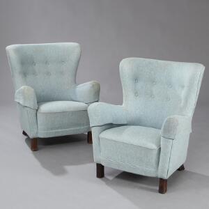 Fritz Hansen Et par lænestole med ben af mørkpoleret bøg. Sæde, sider samt dybthæftet ryg betrukket med blå uld. Udført hos Fritz Hansen. 2