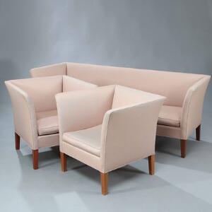 Kaj Gottlob Sofagruppe bestående af to lænestole samt tre-pers. sofa betrukket med rosa uld. Ben af mahogni. Udført hos A. J. Iversen. 3