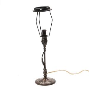 Jugend bordlampe af sølv, stamme i form af iris på rundt fodstykke. S.  M. Benzen, København 1900. H. 45 cm.