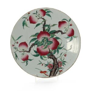 Nine Peaches fad af porcelæn dekoreret i farver med. Mærket Qianlong, antagelig Guangxu. Diam. 33 cm.