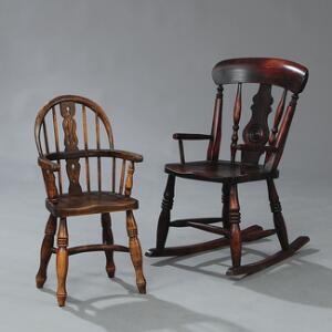 To engelske barnestole af mørkfarvet træ, hhv. gyngestol og Windsor stol. 20. årh.s slutning. 2