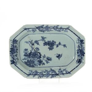 Qianlong fad af porcelæn, rektangulært med afskårne hjørner. Kina 1736-1795. L. 39,5 cm.