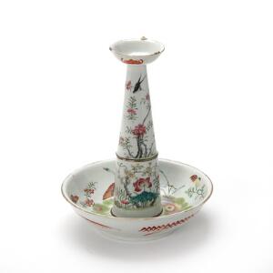 Kinesisk olielampe af porcelæn, dekoreret med sommerfugle blomster og flagermus. Antagelig Guangxu. H. 26 cm.