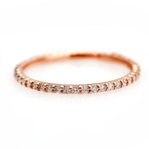 Diamantalliancering af 14 kt. pink guld prydet med talrige brillantslebne diamanter. Str. 55.