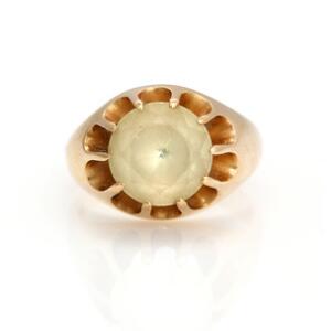 Ring af 14 kt. guld prydet med facetslebet lys sten. Str. 56,5. Vægt. 7 gr.