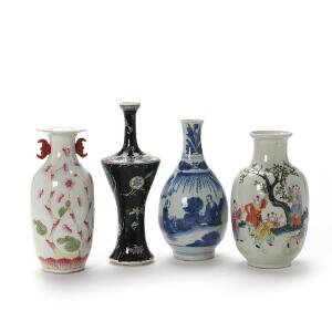 Fire kinesiske vaser af porcelæn i forskellige former, dekorerede i farver og underglasur blå.  Qing og senere, H. 22-26 cm. 4