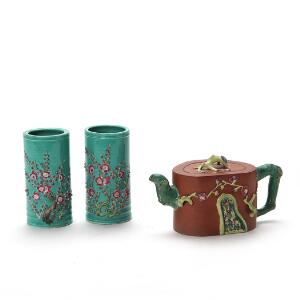 Yixing tepotte i rødler og to penselbægre af stentøj med blomstrende prunus i relief på turkis grund. Kina, Qing. H. 10 og 12,5 cm. 3