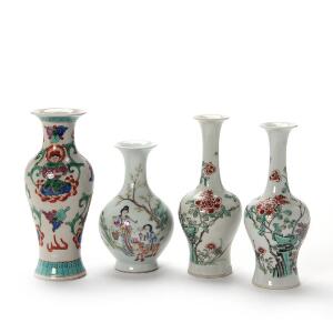 Fire små kinesiske vaser, dekorerede i farver. 20. årh. H. 15-19,5 cm 4