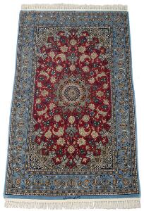 Sign. Isfahan medaljontæppe, silke på silkekæde, prydet med slyngede grene, blomster og bladværk på rød bund. Persien. 20. årh.s slutning. 192 x 112.