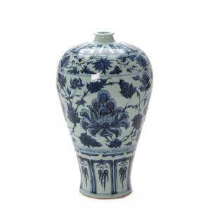 Stor Mei-ping vase af porcelæn, dekoreret i underglasur blå. H. 42 cm.