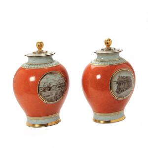 Et par lågvaser af krakele porcelæn dekorerede med guld og i farver med motiver fra Burmeister  Wain. Royal Copenhagen. H. 42 cm. 2