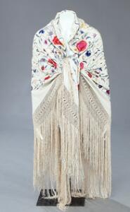 Sydeuropæisk sjal af silke broderet med blomster. Tidlig 20. årh. Ca. 150 x 150 cm. ekskl. frynser.