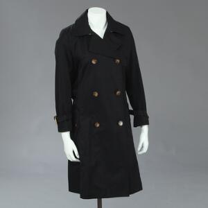 Weekend MaxMara, sort trenchcoat af bommuld. Str. 40. L. ca. 105 cm.