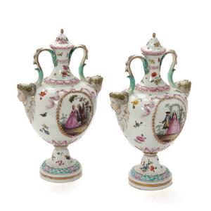 Et par tyske potpourri vaser af porcelæn. Königliche Porzellan Manufaktur, 19. årh. H. 40 cm. 2