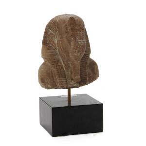 Grand tour souvenir i form af ægyptisk farao af alabast. 19. årh. På stand. H. eksl. stand 20. cm.