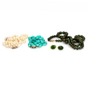 Tre halskæder prydet med henholdsvis kulturperler, perler af turkis og perler af grøn agat. Et par øreskruer med grøn agat medfølger. 5