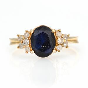 Safir- og diamantring  af 14 kt. guld prydet med facetslebet safir flankeret af brillantslebne diamanter. Str. 57. Ca. 1980.