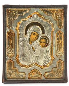 To russiske ikoner. Gudsmoderen med Jesusbarnet. Oklad udført i metalfolie. 18,5 x 15,5. Samt ikon med helgen, tempera på træ. 13 x 10. 20. årh.s begyndelse.2