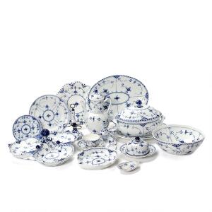 Musselmalet service af porcelæn, dekoreret i underglasur blå. Royal Copenhagen. 100