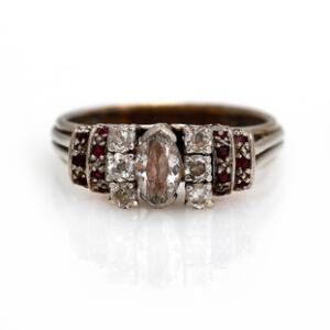 Rubin- og diamantring af 8 kt. hvidguld prydet med facetslebne rubiner samt brillant- og enkeltslebne diamanter. Str. 54,5.